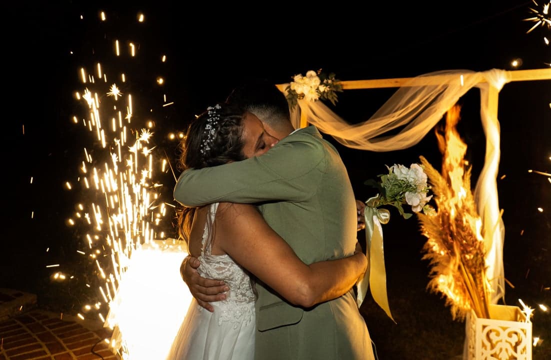 Novios celebrando con fuegos artificiales en Africa Multiespacio