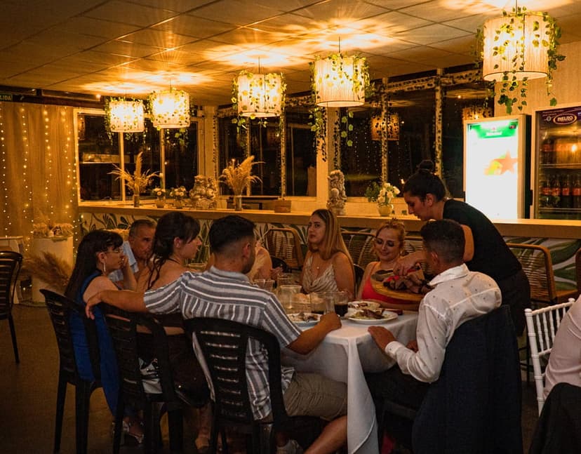 Mesa de invitados durante cena nocturna